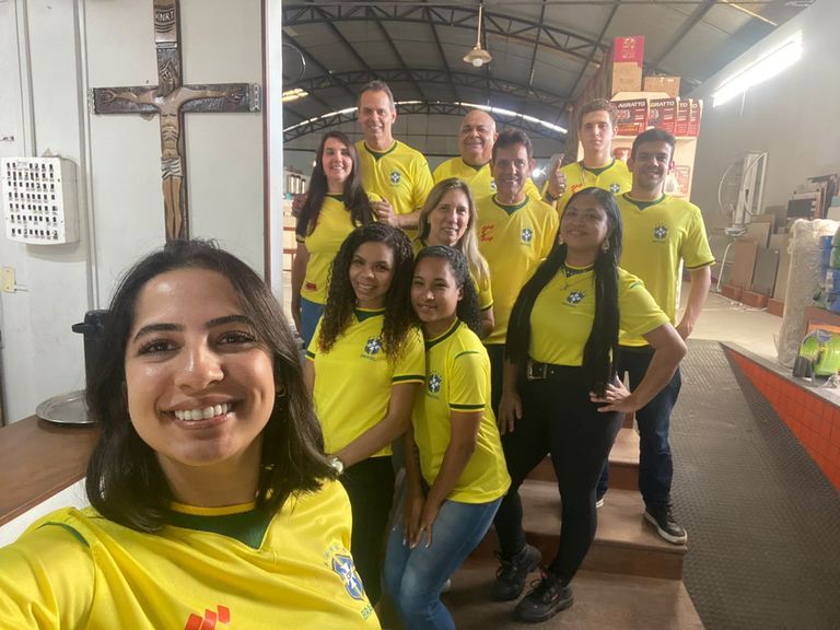 Equipe da Francischetto reunida dentro da loja